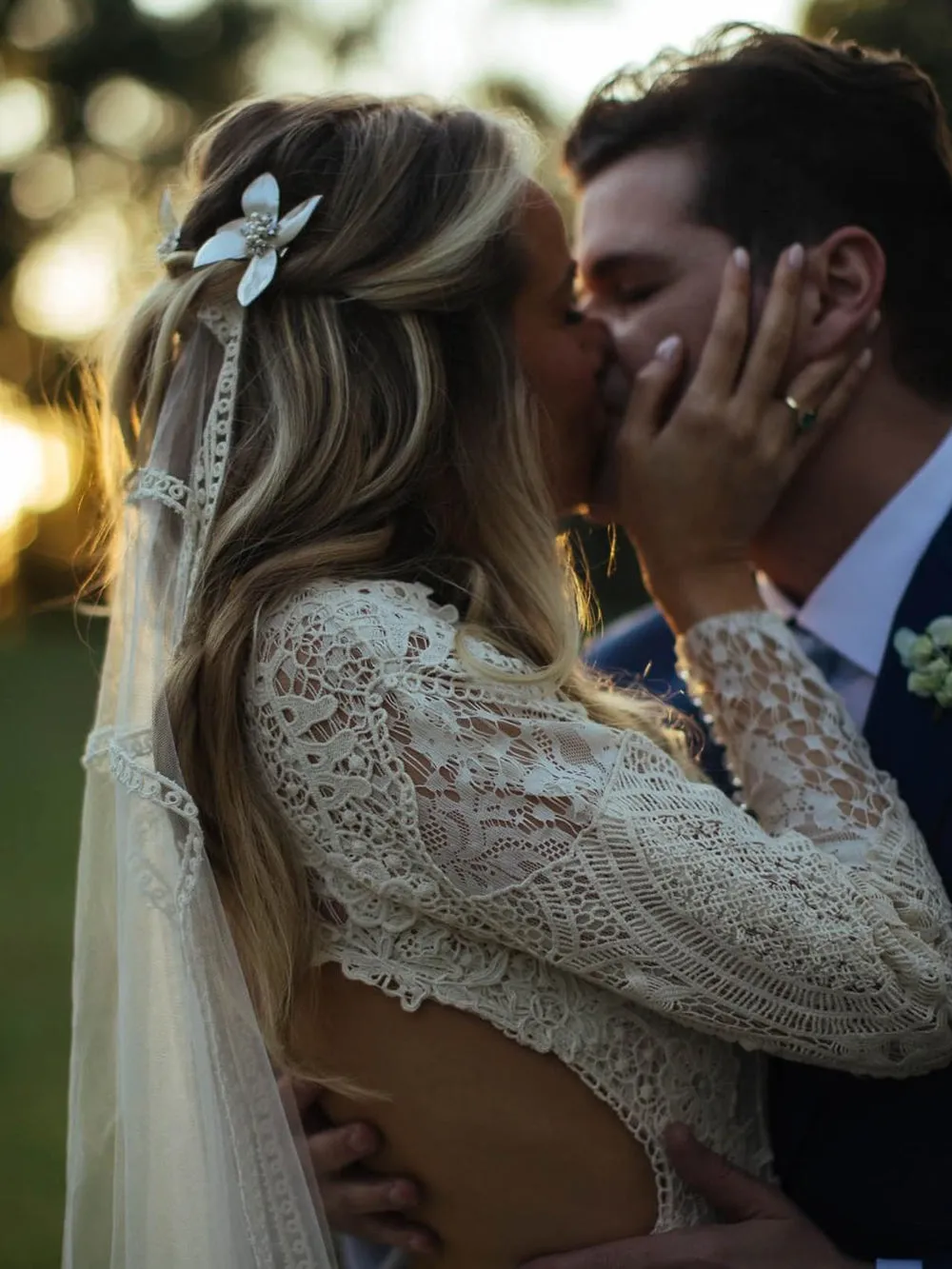 Long Sleeve Ivory Rustic Lace Wedding Dresses Keyhole Back Boho Wedding Dresses WD1932