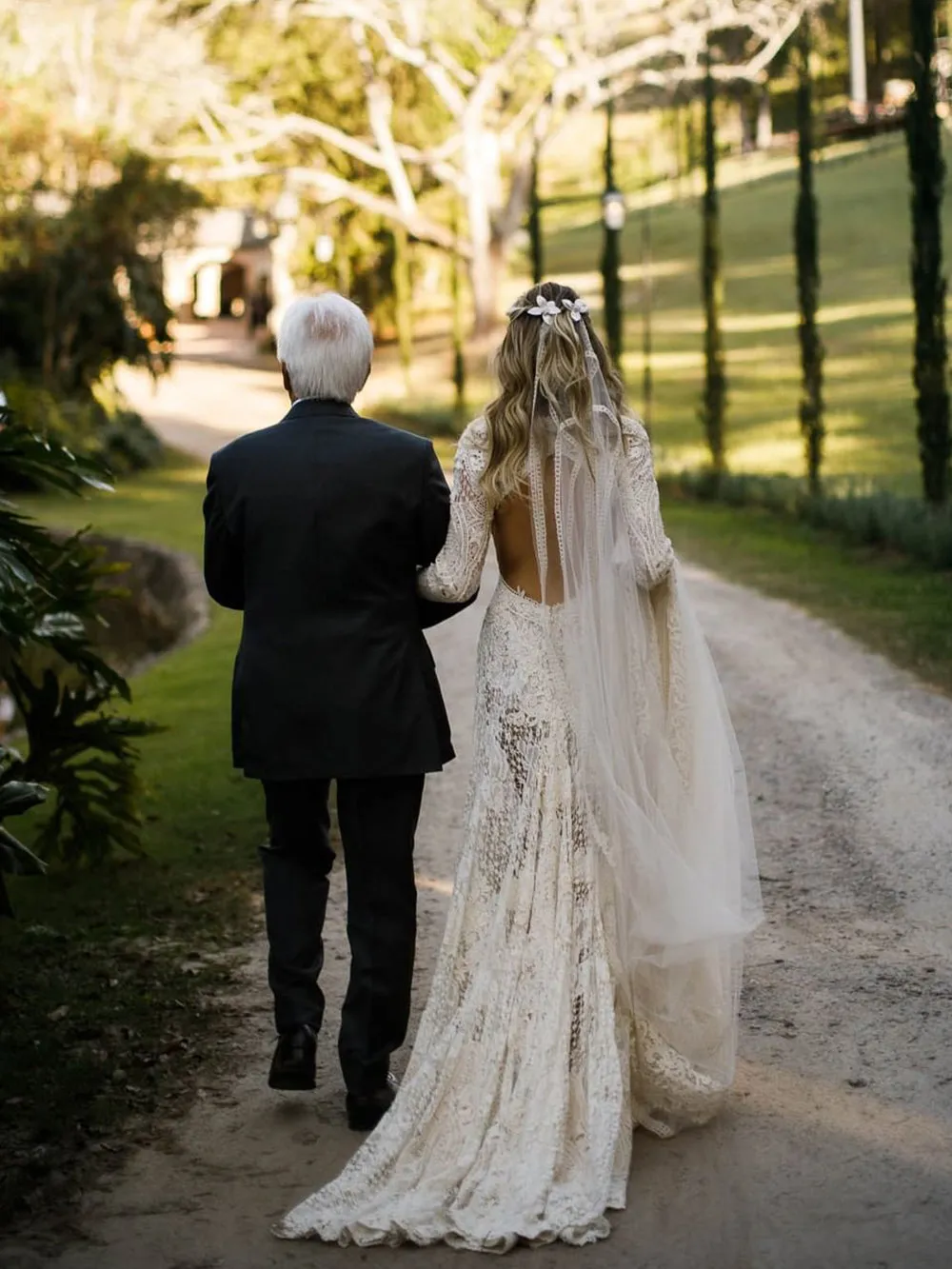 Long Sleeve Ivory Rustic Lace Wedding Dresses Keyhole Back Boho Wedding Dresses WD1932